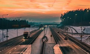 概括一下，全球市​场：​美股三大指数均跌超1% 国际油价涨逾7% 国际黄金结算价创新高