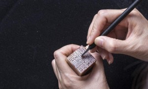 简而言之，高考完挑着行李回家的女生找到了